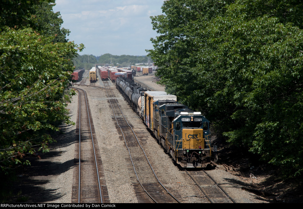 CSXT 8872 Leads M427 at Rigby Yard